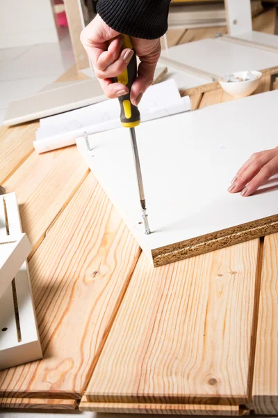 Assembling furniture from chipboard, using a cordless screwdrive