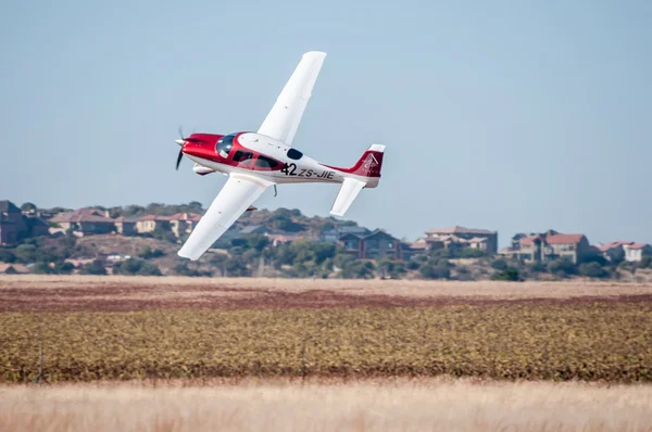 Cirrus SR22 take off in the Presidents Trophy Air Race