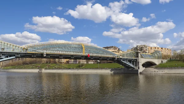 Pedestrian bridge Bogdan Khmelnitsky or Kyivskiy pedestrian bridge over the Moscow River, connects Berezhkovskaya and Rostovskaya embankments near Kievsky railway station