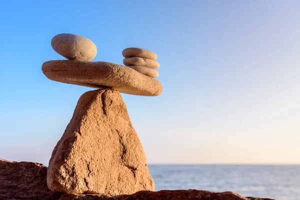 Balancing of pebbles