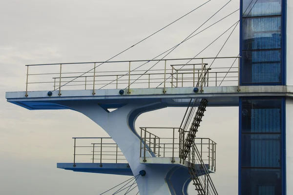 Diving tower