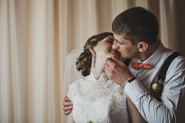 The husband kisses his wife 3728.