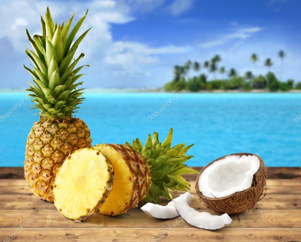 Ananas frais et noix de coco dans un paysage tropical — Photo 53805537