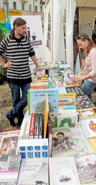 To see the book on the street stall