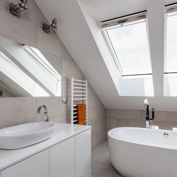 Urban apartment - bathroom on the attic