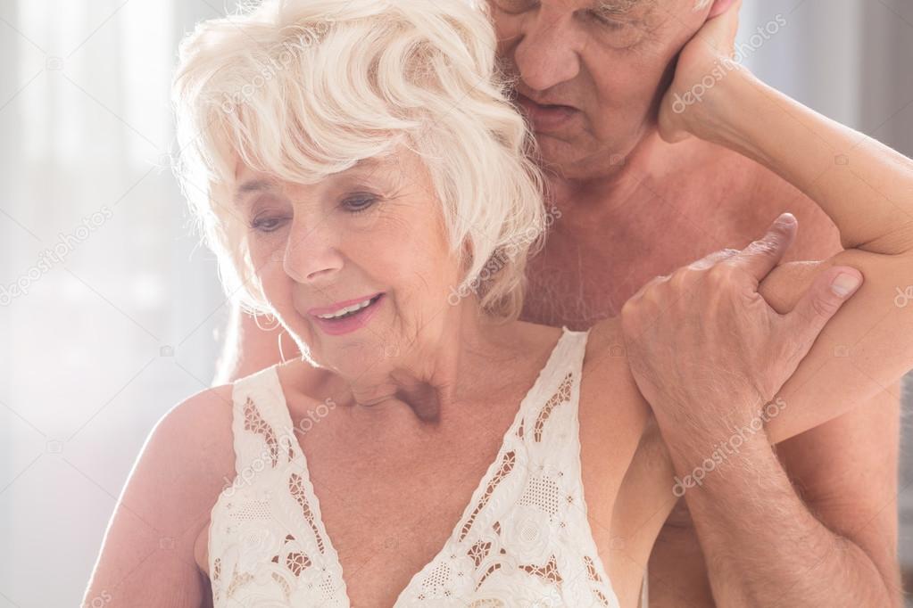Пожилая блондинка встретилась с любовником у нее на квартире 
