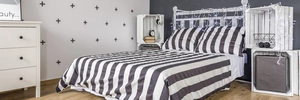 Striped bedding set
