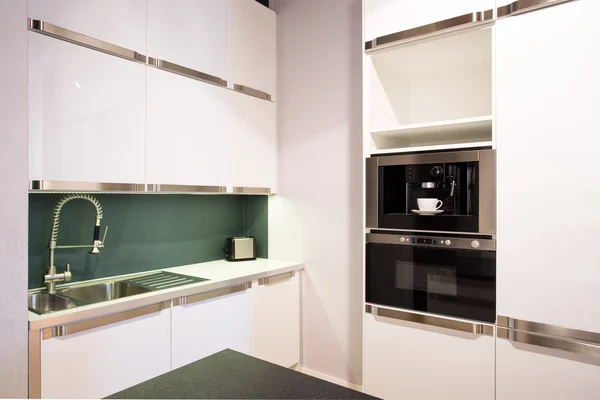 Interieur van kleine heldere witte keuken in een modern huis ...