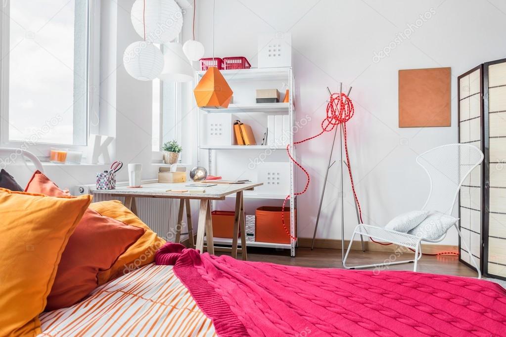 Dormitorio rojo y naranja — fotos de stock © photographee.eu #86146858
