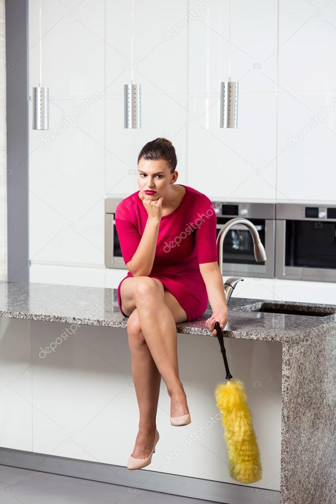 Голая домохозяйка сидит на лестнице своего дома