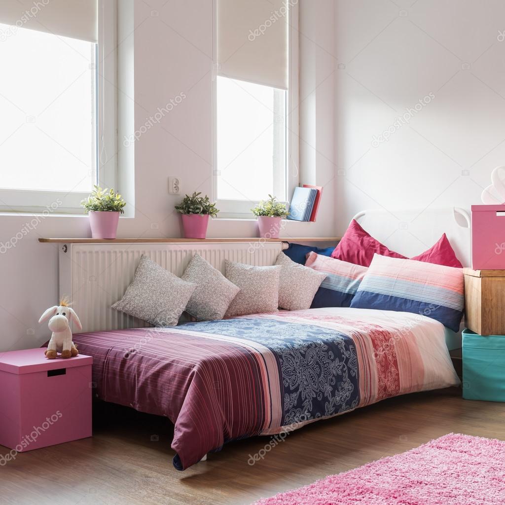 Rosa tillbehör i tonÃ¥ring rum — stockfotografi © photographee.eu ...