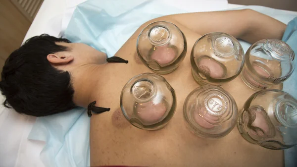 Treatment of people using vacuum therapy