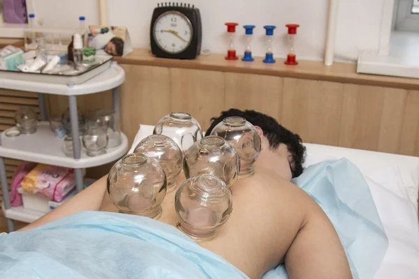Treatment of people using vacuum therapy
