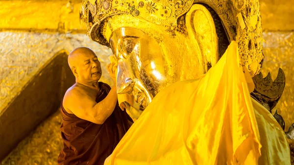 MANDALAY - FEB 19: The senior monk wash Mahamuni Buddha image in