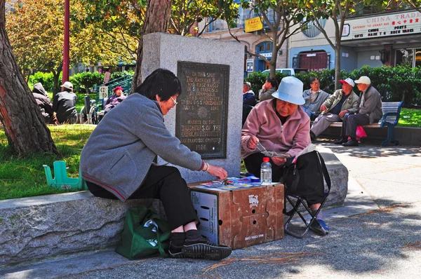 Chinatown, San Francisco, Usa: Chinese women play cards in Portsmouth Square