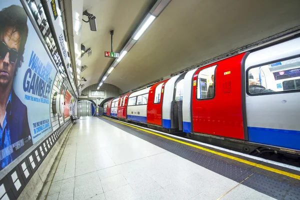 LONDON - JEN 15: London Underground train station on Jennuary 15, 2015 in London. London Underground is the 11th busiest metro system worldwide with 1.1 billion annual rides