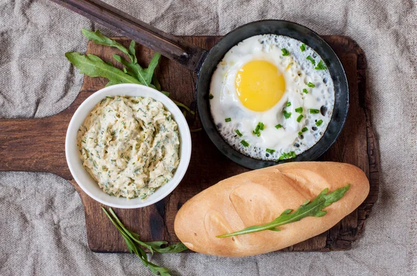 Fried egg, cheese sauce, loaf, top view