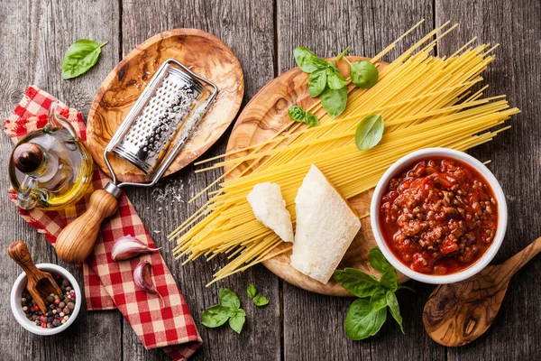 Ingredients for spaghetti bolognese