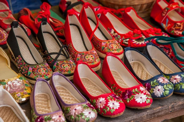 Dragon embroidered shoes Yunnan Dali City stalls on