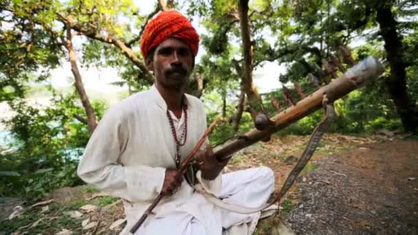 男人玩古代传统游戏打的鞭子对陀螺仪 - 图库视