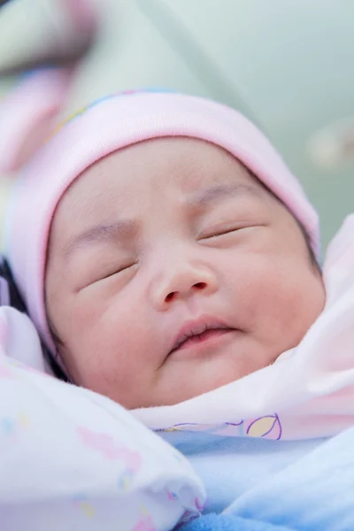 可爱的初生女婴的肖像 - 图库照片casanowe1#