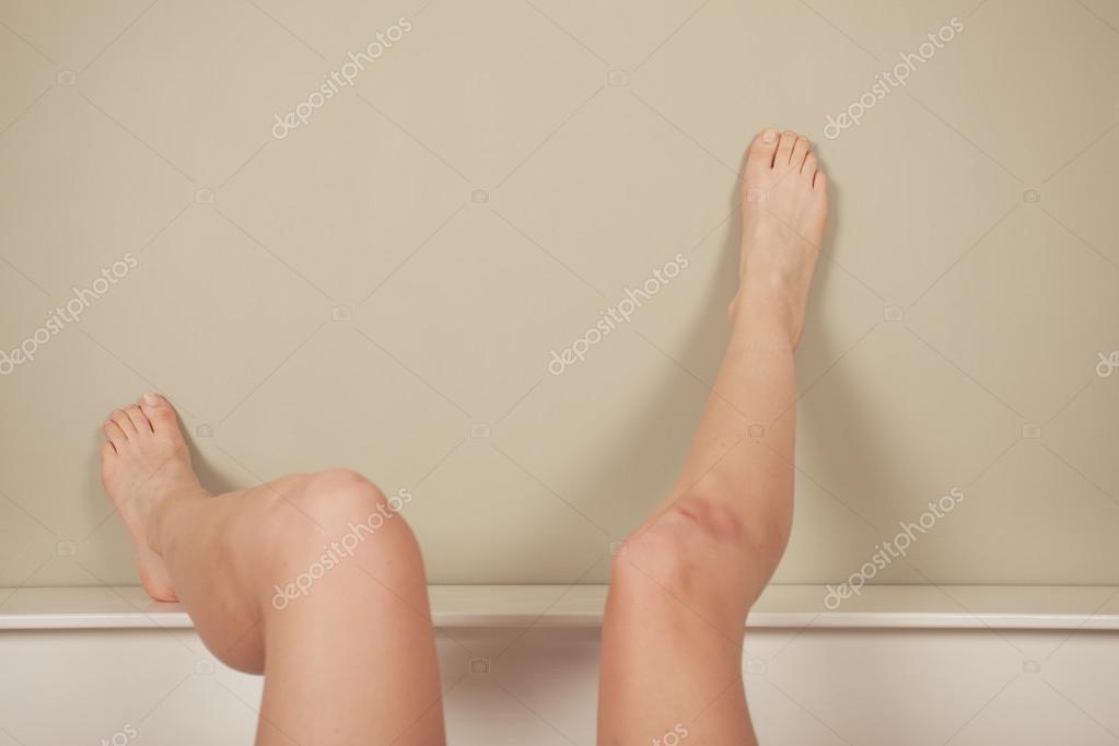 Женщины раздвигают ножки в разных местах