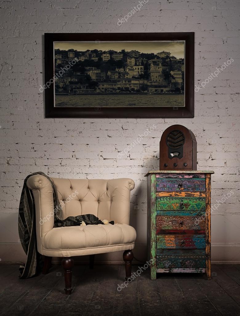 Poltrona vintage beige, armadio colorato, vecchia radio e pittura ... Armadio vintage
