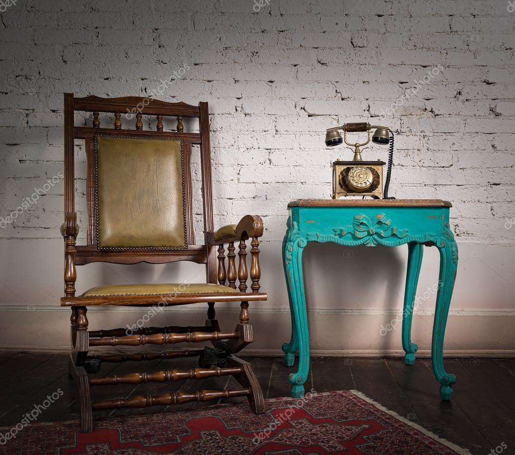 Sedia a dondolo in legno, tavolo vintage verde e vecchio ... Tavolo vecchio
