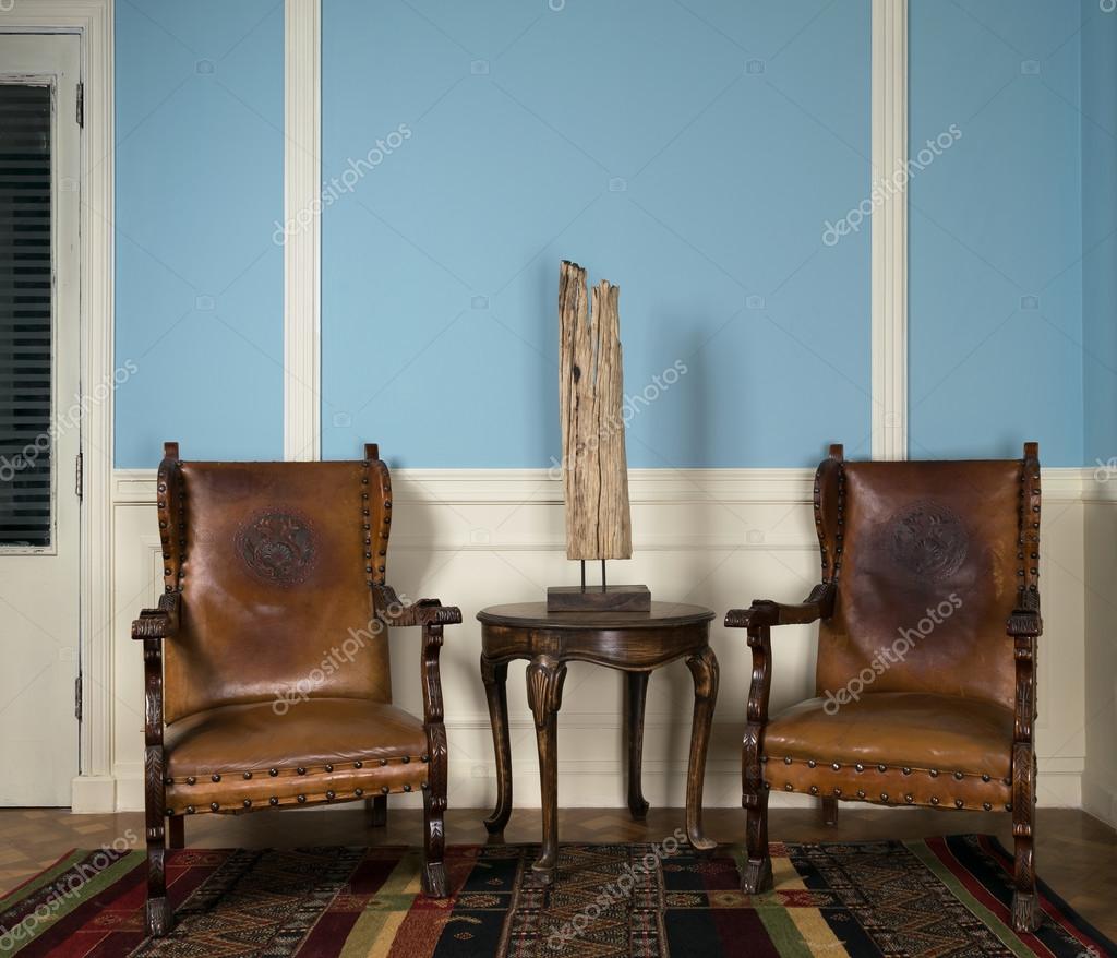 TvÃ¥ klassiska stolar och bord med lampa — stockfotografi © jzhuk ...