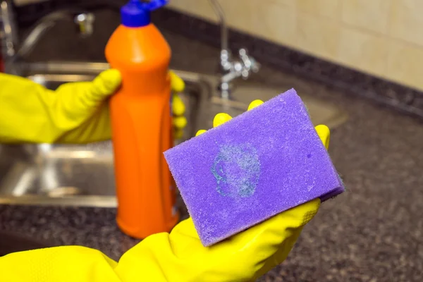 Cleaning the kitchen sponge with foam my table and tap