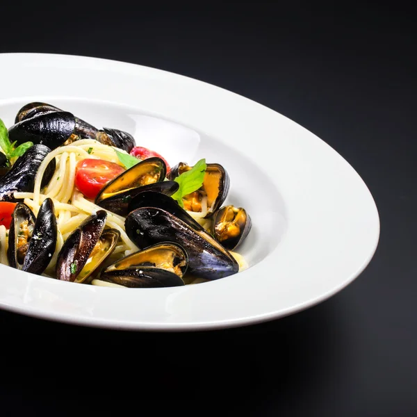 Italian pasta with mussels and tomatoes