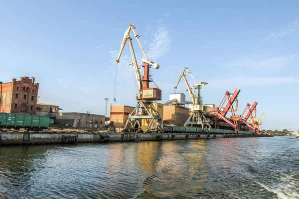 Wagons are unloaded at the port