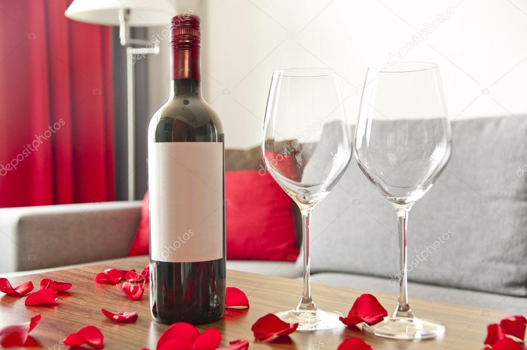 Botella de vino, dos copas en mesa — Fotos de Stock 51965967