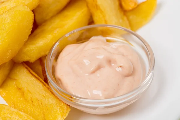 Potato wedges with sauce.