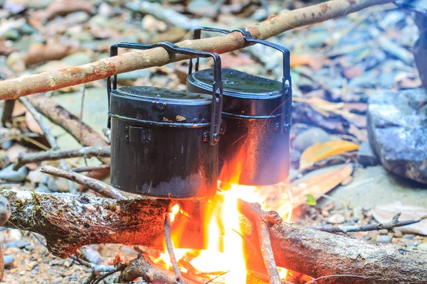 Rice cooking with army pot