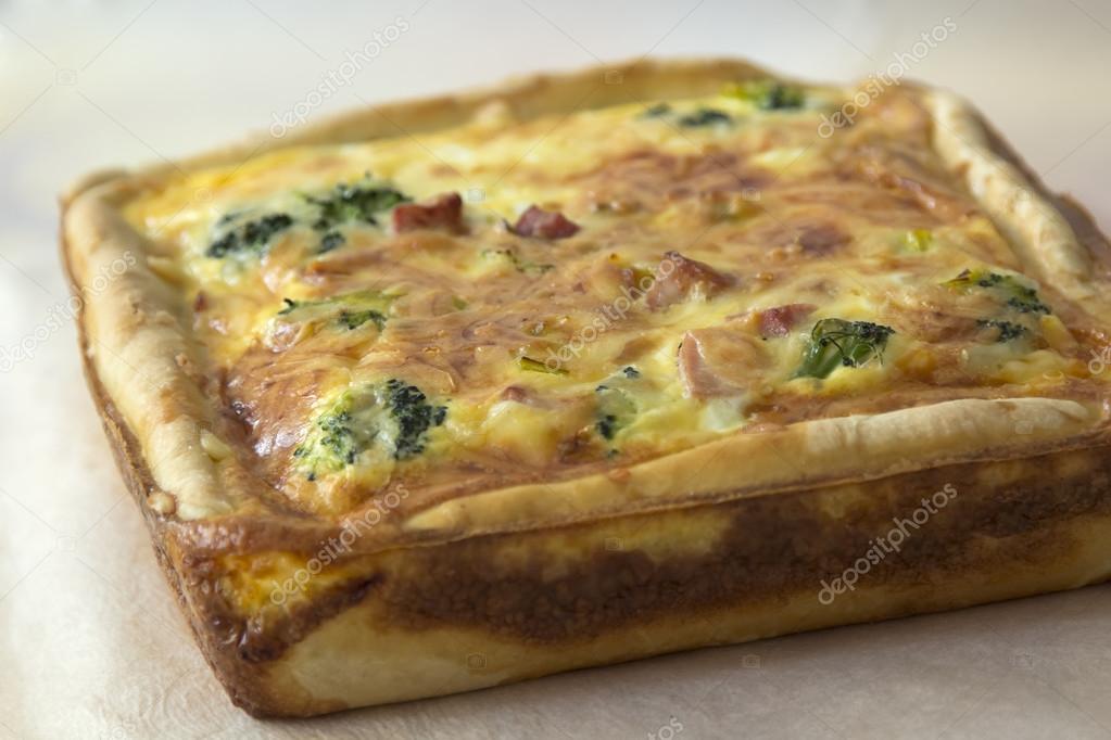Quiche Lorraine , gâteau Français traditionnel au jambon, brocoli, oignons et fromage \u2014 Image de ollab