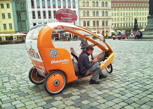 Dresdens velotaxi driver surfing Net