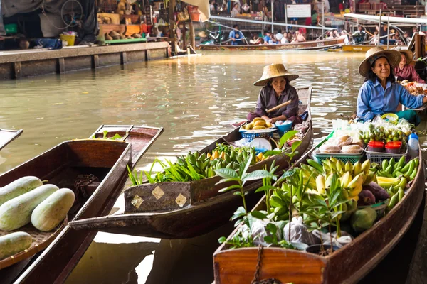 Busy sunday morning at Damnoen Saduak floating market