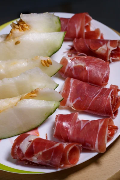 热轧腌的猪肉火腿 jamon 瓜切片的特写 - 图库照