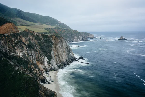 View of the rocky Pacific Coast on a cloudy day in Big Sur, Cali