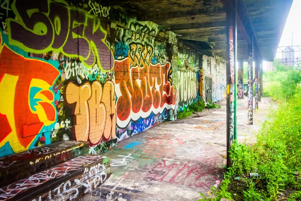 An old, graffiti-covered building at the Reading Viaduct in Phil