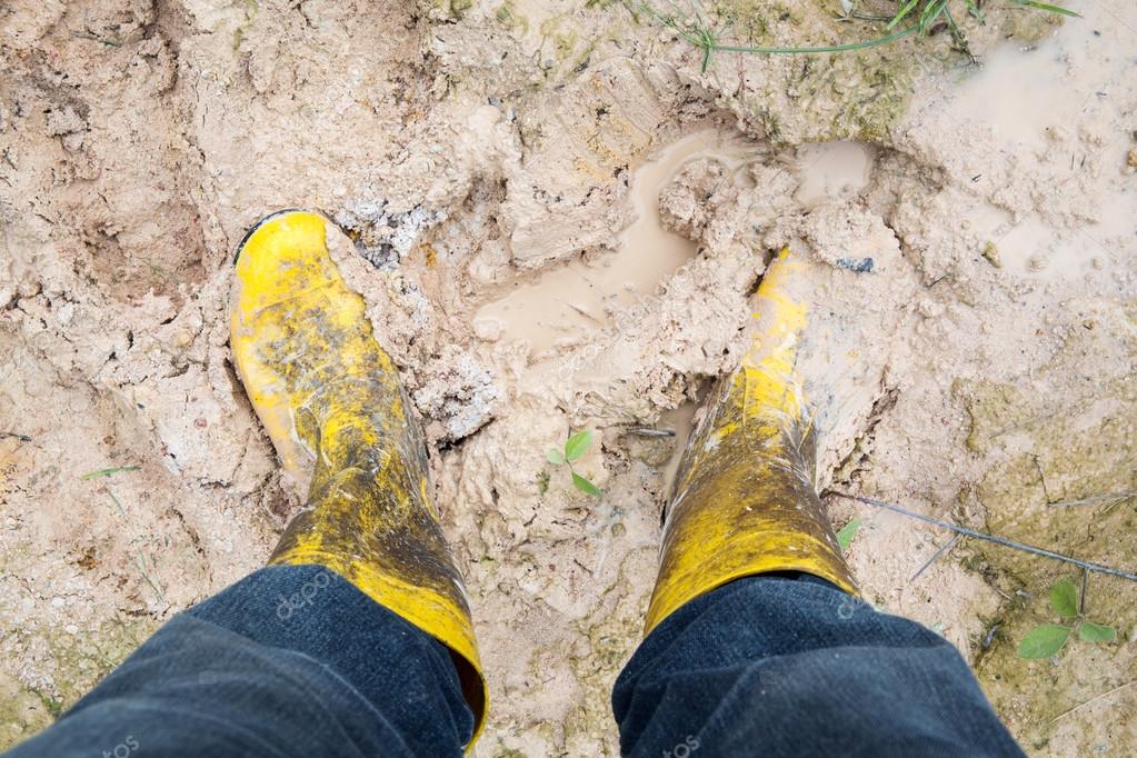 depositphotos_55418413-Yelkow-muddy-rubber-boots-on.jpg