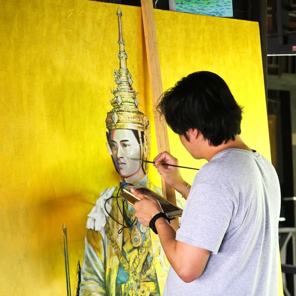 BANGKOK - NOVEMBER 30:An artist during drawing and painting the king of Thailand