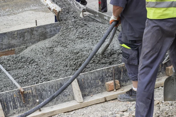 Use concrete vibration generator during concreting
