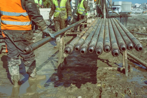 Lifting drill pipe on core drilling platform 2