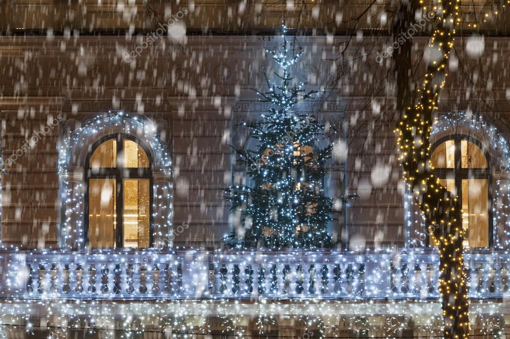 Fachada del edificio con luz decoración árbol de navidad durante ... Decoración Edificio Balcón