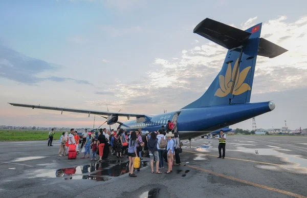 Vietnam Airlines plane taxis in Con Dao island