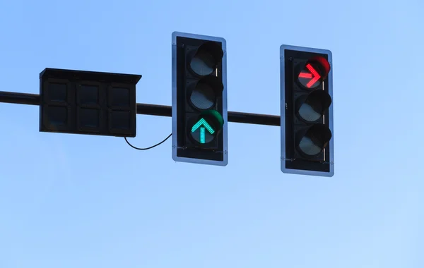Red and green arrow color on the traffic light.