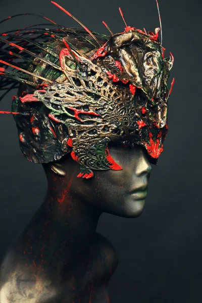 Mannequin in head wear with long spikes