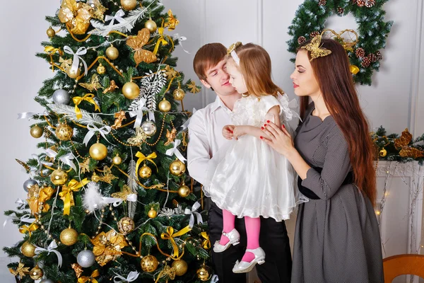 Family decorates Christmas tree.